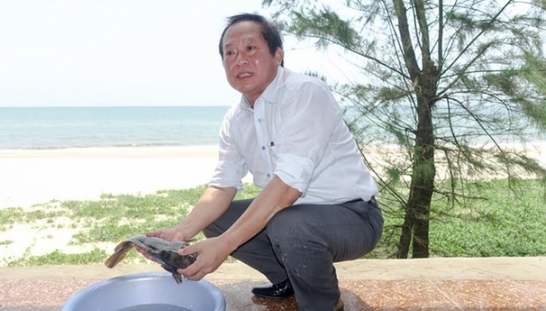Bộ trưởng Trương Minh Tuấn mời nhà báo ăn cá biển tại Quảng Bình